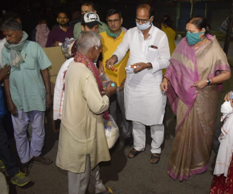 हॉकरों के मदद में स्वयंसेवी संस्था ज्योति फाउंडेशन ने किया राहत सामग्री का वितरण