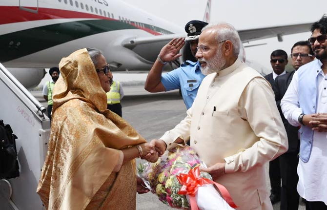 शेख हसीना को PM मोदी ने प्रोटोकोल तोड़ एयरपोर्ट पहुंचकर किया स्वागत