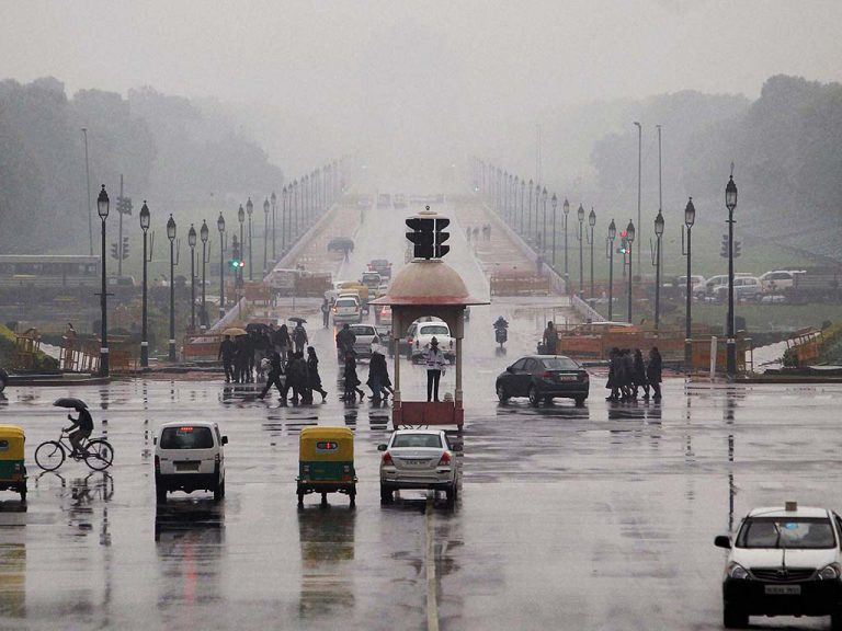दिल्ली के कई इलाक़े में हुई झमाझम बारिश, ग़र्मी से लोगों ने राहत महसूस किया