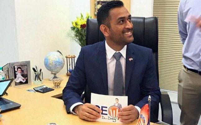धोनी ने  एक दिन के CEO बनकर संभाला Gulf Oil का जिम्मा