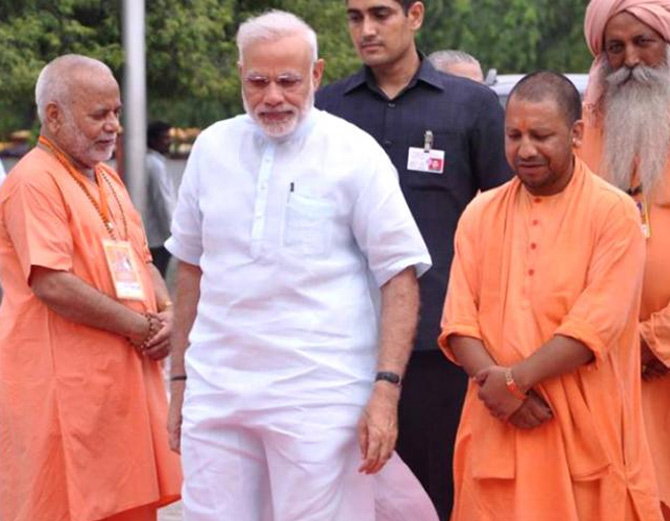 इलाहाबाद कोर्ट परिसर पहुंचे प्रधानमंत्री नरेंद्र मोदी