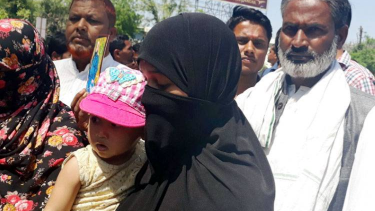 योगी आदित्यनाथ  के पास अपनी बच्ची के साथ फर‍ियाद लेकर पहुंची तीन-तलाक पीड़‍ित महिला