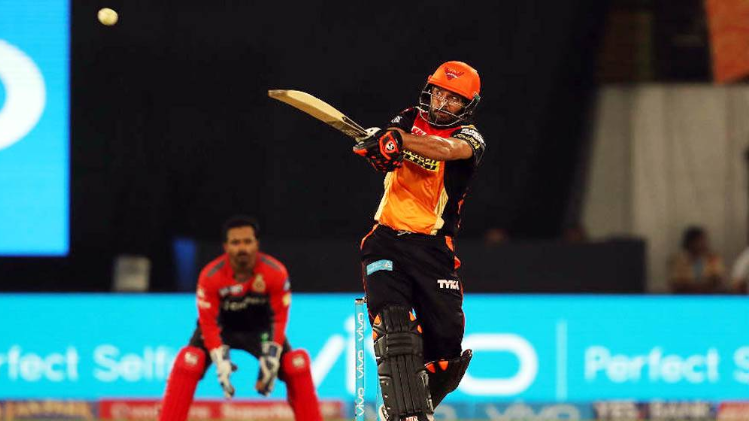 IPL-10: युवराज की धमाकेदार पारी के बदौलत हैदराबाद ने बैंगलोर को 35 रनों से हराया !