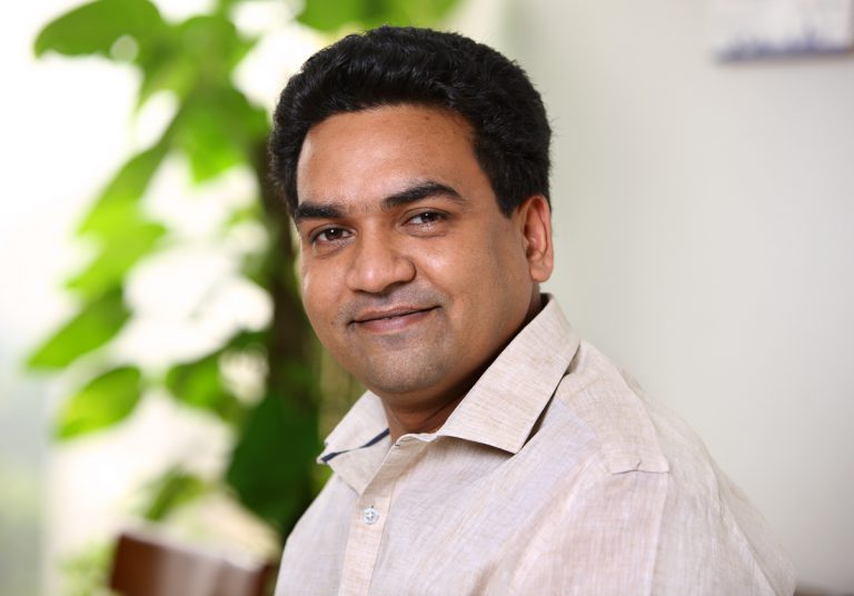 आम आदमी पार्टी ने दिल्ली सरकार में पर्यटन और जल विभाग के मंत्री कपिल मिश्रा को हटाया