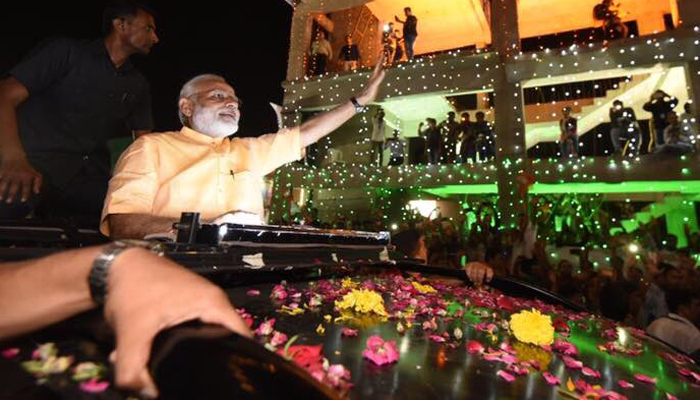PM मोदी का गुजरात में जबरदस्त स्वागत, रोड शो में उमड़ा जनसैलाब