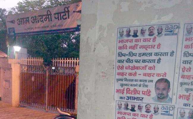 कुमार विश्वास के खिलाफ लगे पोस्टर, ‘भाजपा का यार है कवि नहीं गद्दार है’