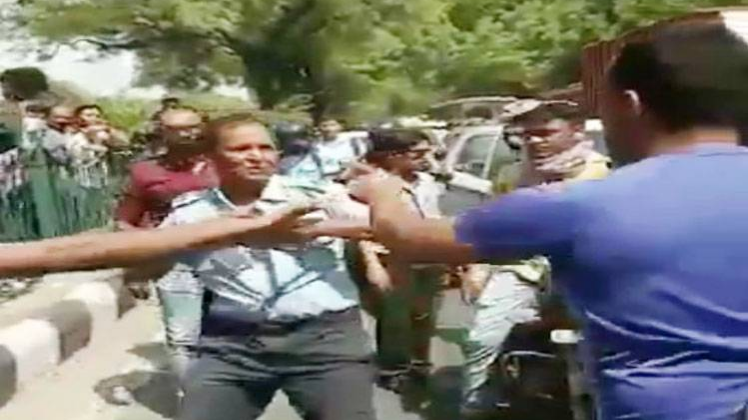 दिल्ली में वायु सैनिक से मारपीट, VIDEO वायरल होने के बाद आरोपी गिरफ़्तार
