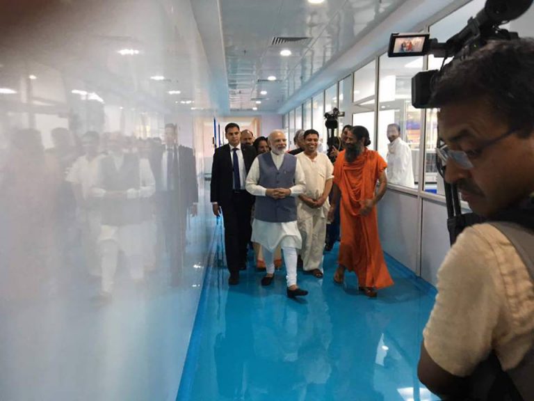 PM मोदी ने पतंजलि आयुर्वेदिक रिसर्च इंस्टीट्यूट का किया उद्घाटन