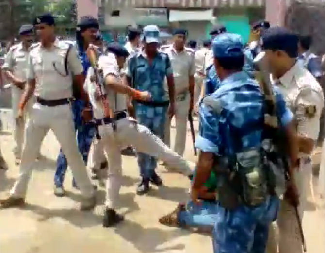 बिहार के भागलपुर में  पाकिस्तान जिंदाबाद का नारा लगाने वाले को  पुलिस ने जमकर पीटा