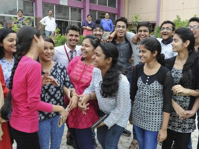 बिहार बोर्ड 10th परिणाम : आधे छात्र फेल, सिर्फ 14 फीसदी प्रथम श्रेणी से उत्तीर्ण