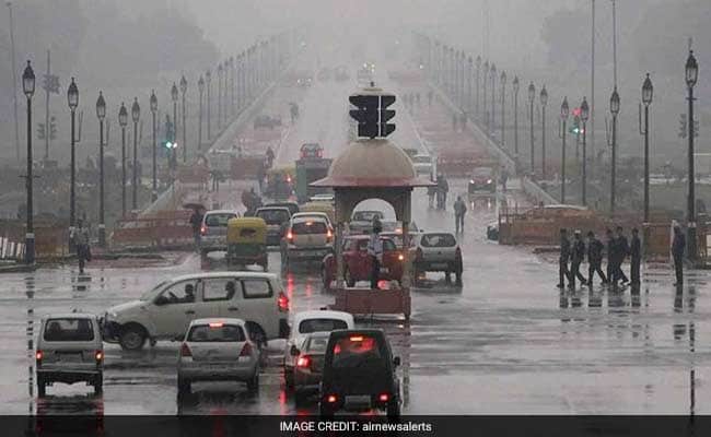 राजधानी दिल्ली में बिन मौसम बरसात से जनजीवन अस्त-व्यस्त