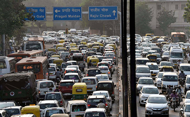 दिल्ली-NCR में जबरदस्त बारिश, जलभराव से विभिन्न जगहों पर लगा जाम