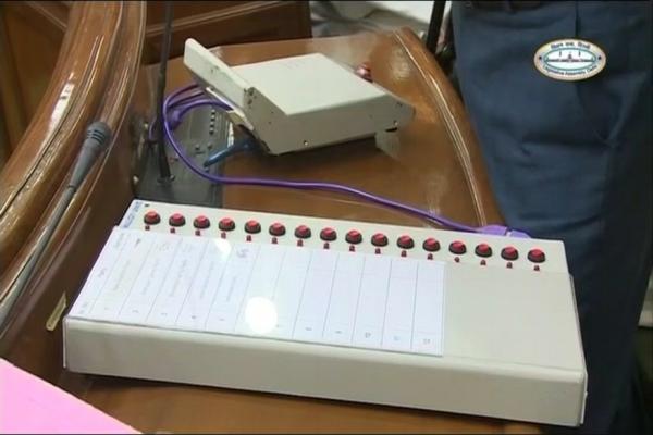 दिल्ली विधानसभा में AAP ने EVM जैसी मशीन से छेड़छाड़ का दिया डेमो