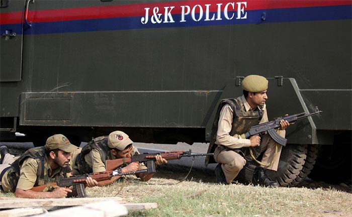 जम्मू-कश्मीर के कुलगाम में आतंकी हमला, 2 पुलिसवाले शहीद