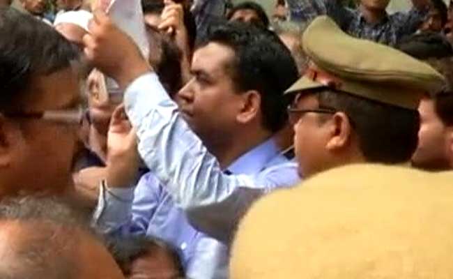 कपिल मिश्रा को सीएम केजरीवाल के जनता दरबार में जाने से रोका गया, प्रदर्शन शुरू