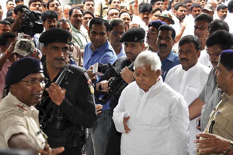 ‘भूरे चूहे’ खा गए तटबंध – लालू यादव