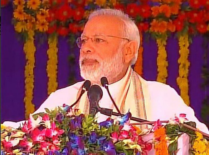 डॉक्टर्स जेनेरिक दवाएं लिखें – लोगों को सस्ती दवाएं मिले : नरेंद्र मोदी