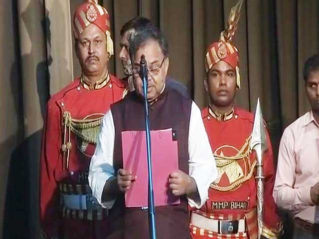 नीतीश कुमार कैबिनेट के 26 मंत्रियों ने ली शपथ , जानिए किसे क्‍या मिला…