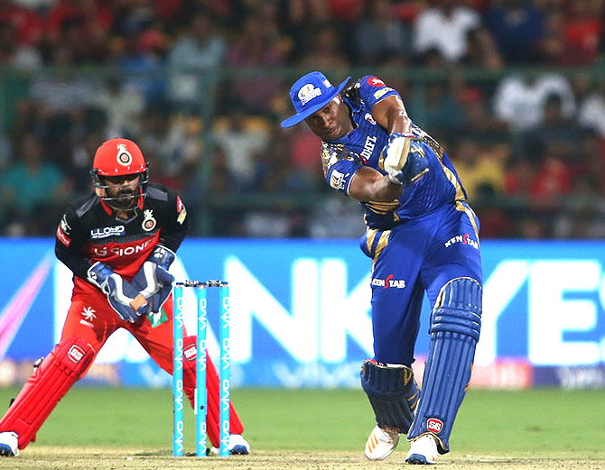 #IPL10: मुम्बई ने बेंगलुरु को 4 विकेट से हराया !
