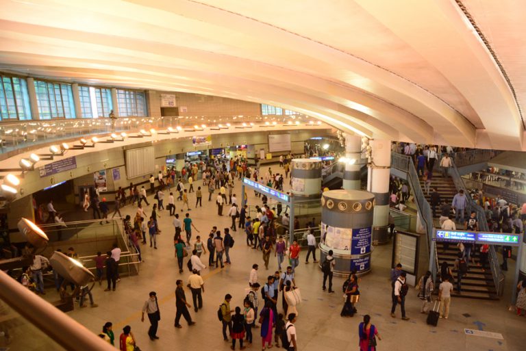 दिल्ली के मेट्रो स्टेशन पर मोबाइल को टीवी से कनेक्ट कर चलाया गया ब्लू फ़िल्म