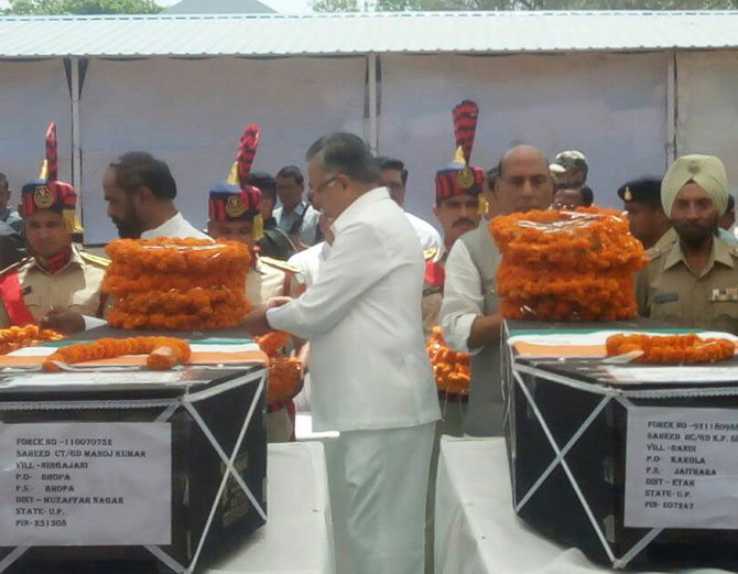 गृहमंत्री राजनाथ सिंह ने रायपुर में नक्सली अटैक के शहीदों को दी श्रद्धांजलि