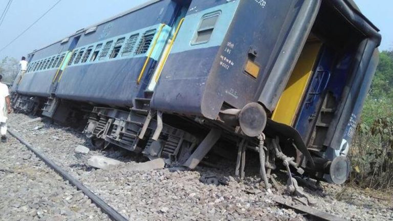 यूपी के रामपुर में रेल हादसा : राज्यरानी एक्सप्रेस के 8 डिब्बे पटरी से उतरे