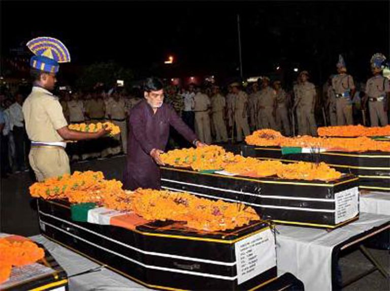 नीतीश के काफिले ने रोका शहीदों के  पार्थिव शरीर को ले जा रहे ट्रक को