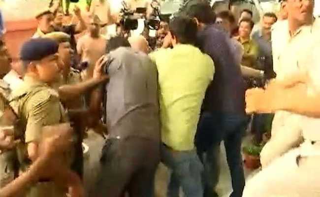 बिहार: तेजस्वी यादव के सुरक्षाकर्मियों ने किया मीडियाकर्मियों से मारपीट