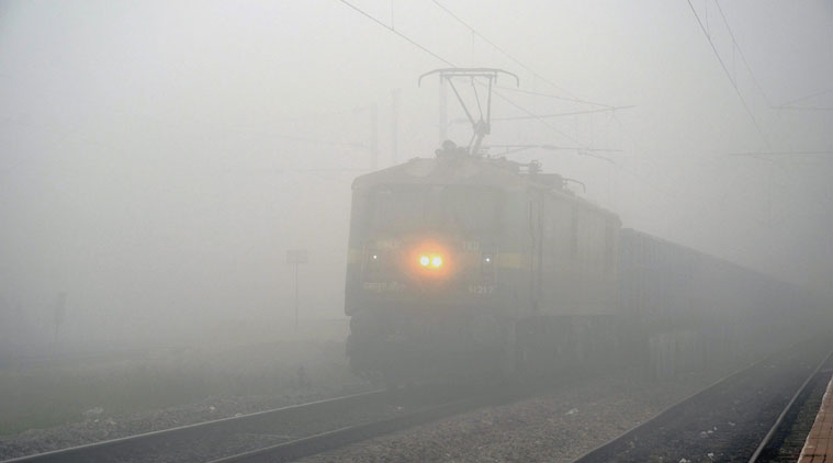कोहरे ने थामी ट्रेनों की रफ्तार,  इन तकनीकों की टेस्टिंग कर रहा रेलवे