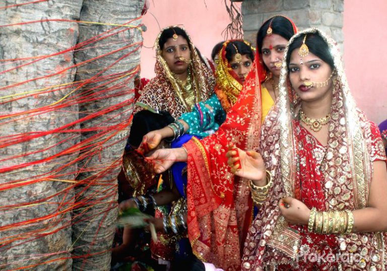 पति की लंबी उम्र के लिए धूमधाम से महिलाओं ने मनाया वट सावित्री पूजा