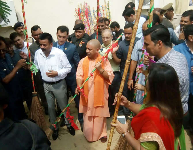अक्षय कुमार ने CM योगी संग सड़क पर लगाई झाड़ू, होंगे UP के ब्रांड एंबेसडर